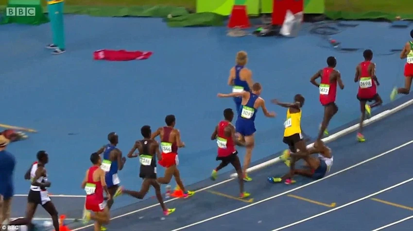 Vấp ngã trên đường chạy, Mo Farah vẫn giành HCV ảnh 2